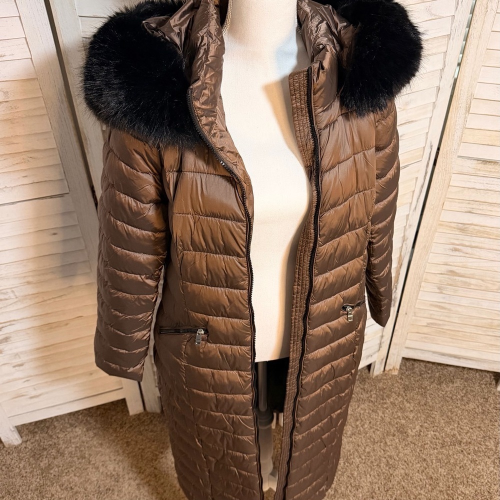 Elegant Brown Puffer Jacket with Faux Fur Trim - Picture 4 of 11